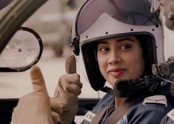 Gunjan Saxena: Thr Kargil Girl Review 3.0/5: Pankaj Tripathi Helps Janhvi Kapoor Shine In a Three-Act-Structure Narration!