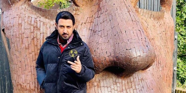 Gippy Grewal Released the Teaser of His Upcoming Song “2 Seater”