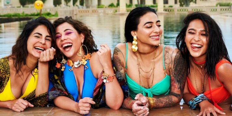 Kartik Aaryan Revealed the Poster of His Next Fil Titled “Dhamaka” on the Occasion of His Birthday