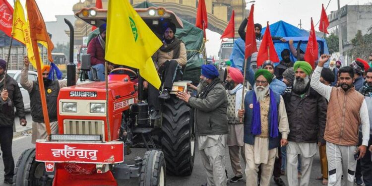 Farmers Tractor Rally: Police Used Tear Gas and Charged Lathi at the Protesting Farmers