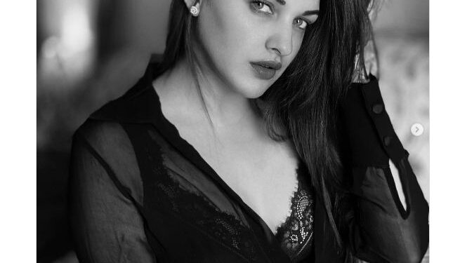 New Sensous Pictures of Himanshi Khurana are Going Viral on The Internet!
