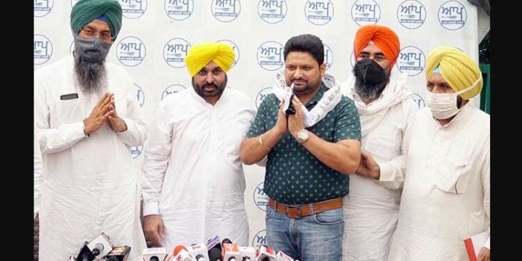 Famous Punjabi Singer Balkar Sidhu Joined Aam Aadmi Party!
