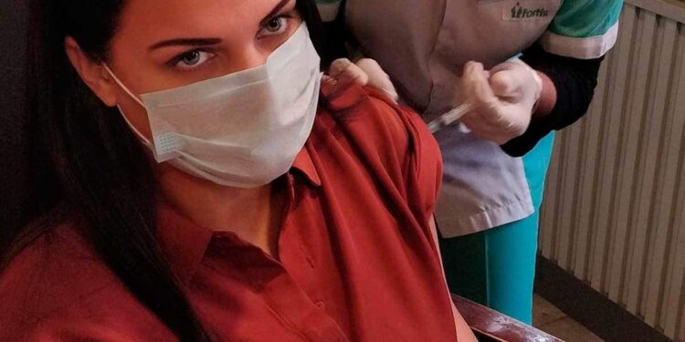 Himanshi Khurana is Fully Vaccinated as She Received the Second Dose of Covid-19 Vaccine